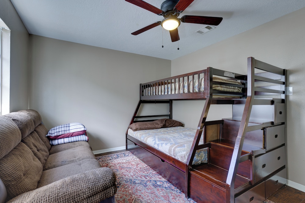 Near Airport & Interstate: Houston Area Townhome