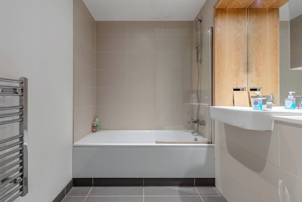 Sleek & Sunny 1BD Flat Near Greenwhich - Deptford!