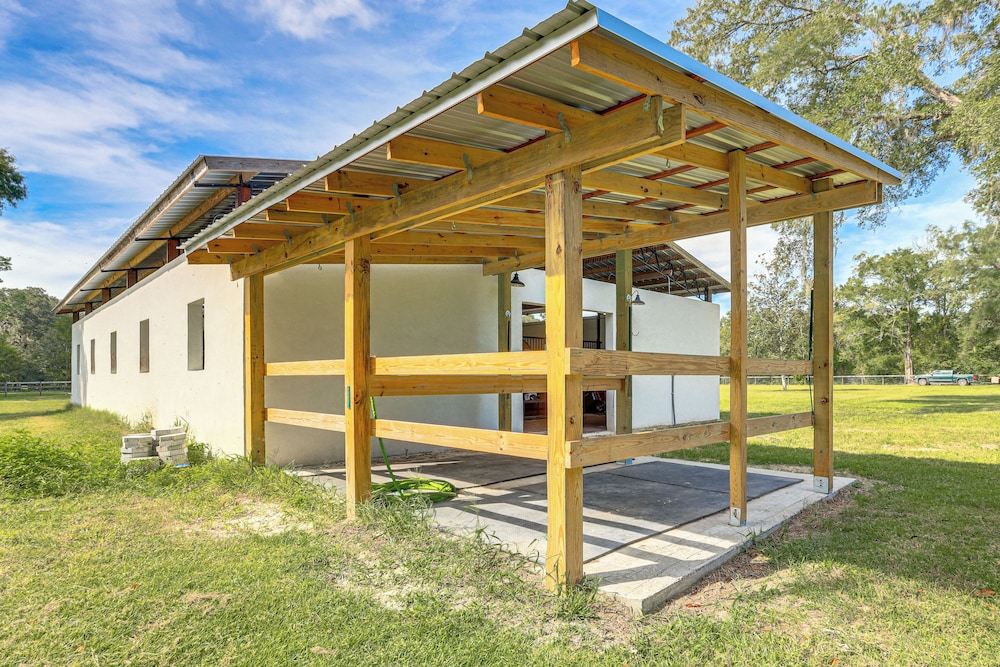 16 Mi to Wec: Horse-friendly Home on 5 Acres!