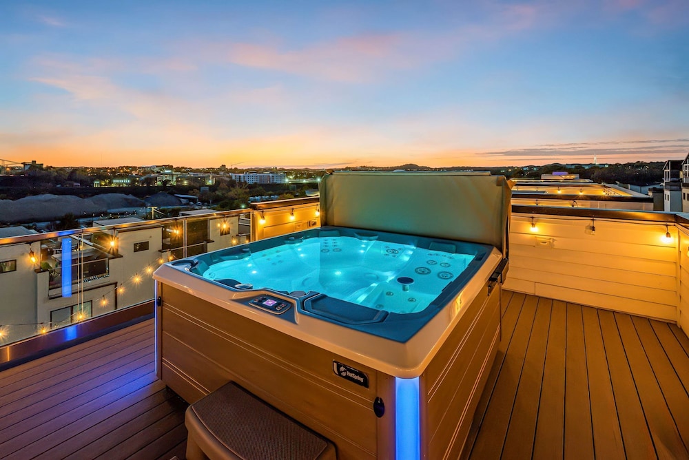 2 Hot Tubs Karaoke Game Room Downtown Nashville