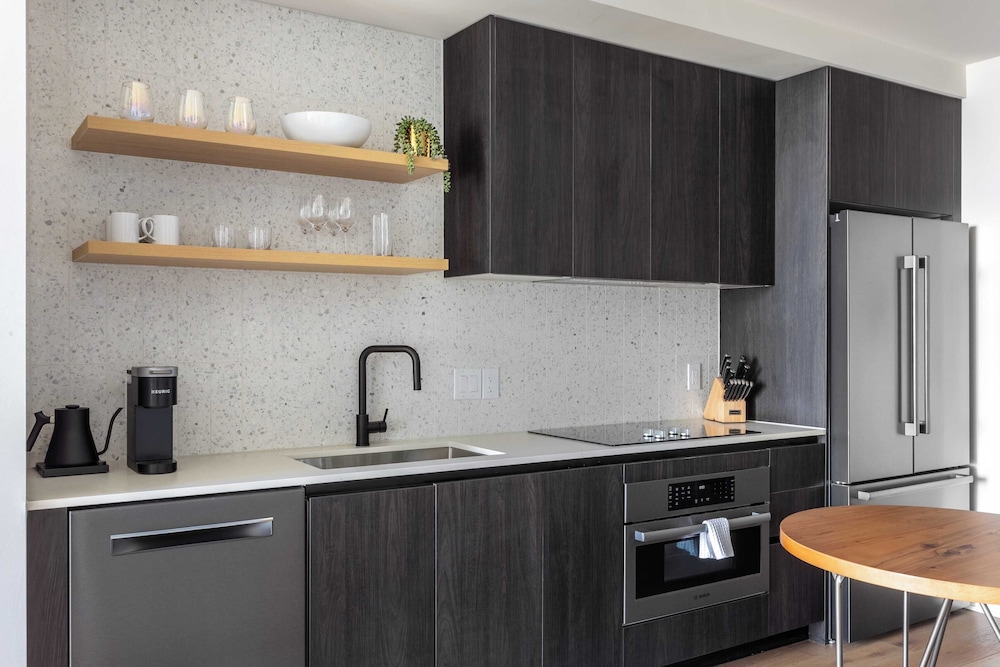 Luxe High Rise Near DT Austin w/ Views Rooftop Pool, Gym, & Luxe Amenities
