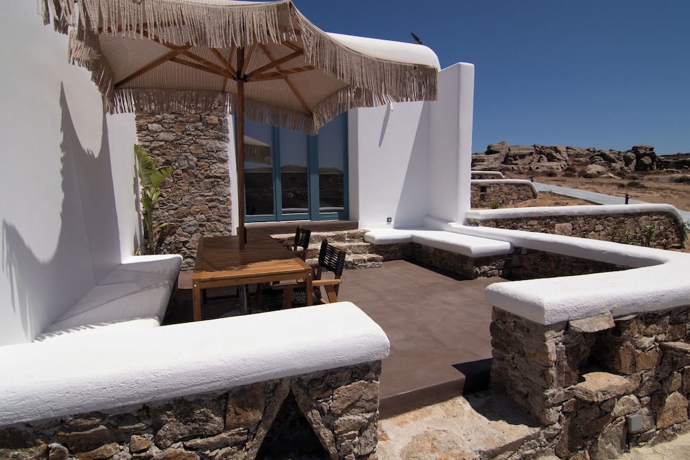Thronos Suites