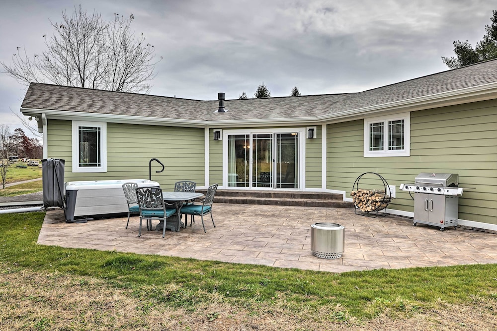 Hotel Modern Marlinton Home w/ Hot Tub & Mtn Views! - Image 1