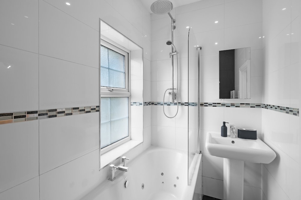 Luxury 3BR 2BA with Hot Tub and Garden