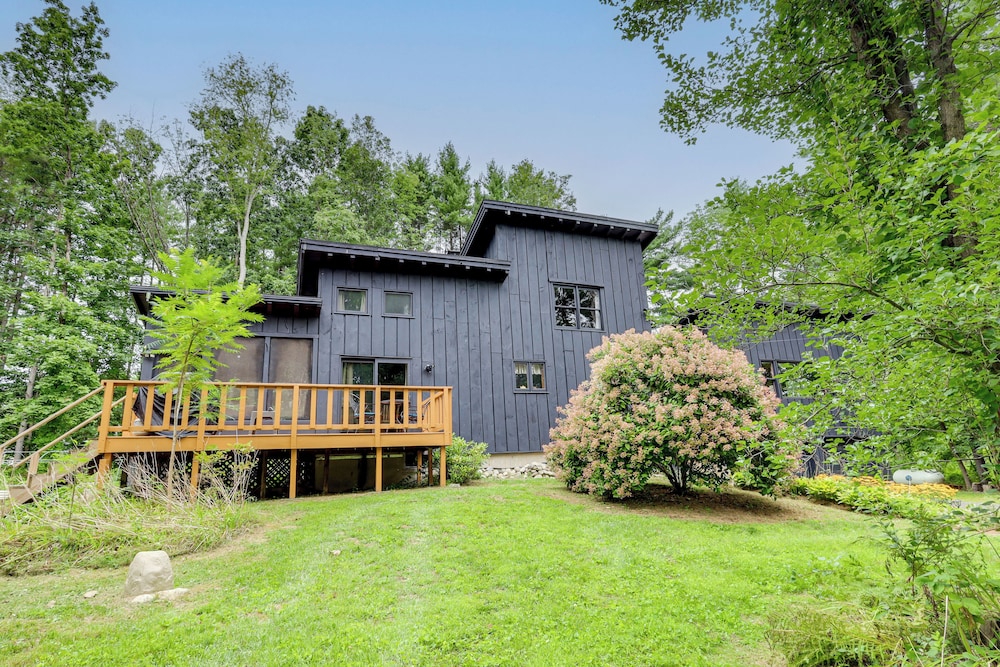 7 Mi to Glens Falls: Peaceful Retreat w/ Game Room