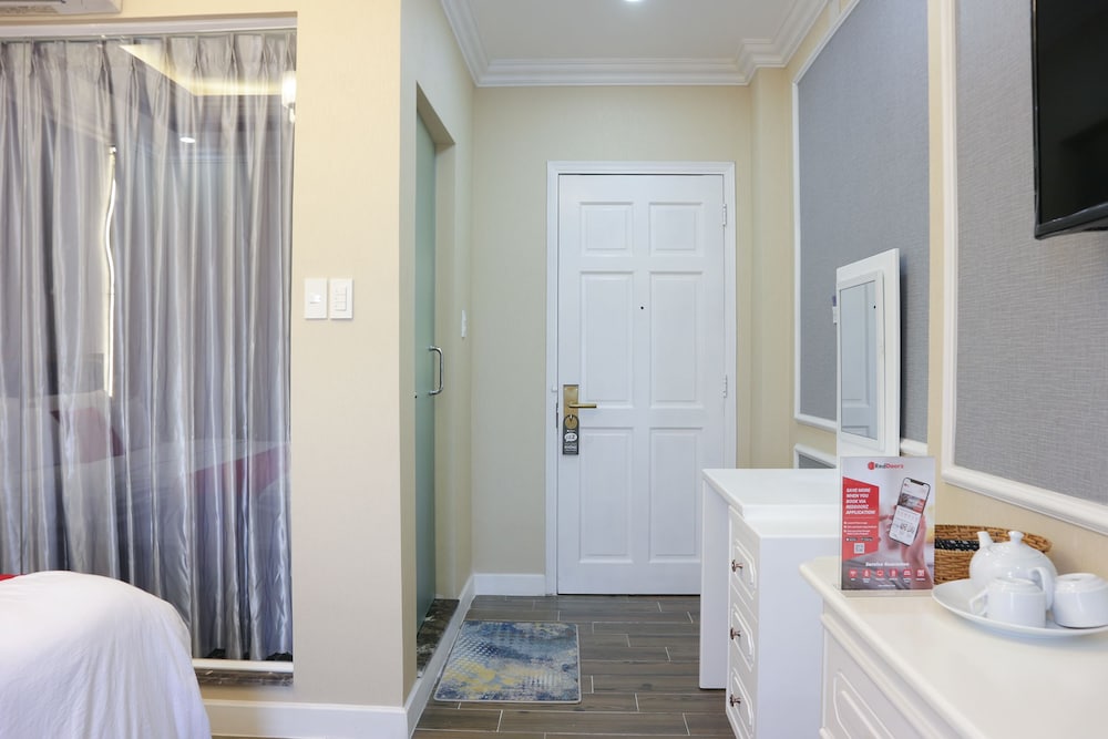 RedDoorz Premium @ Nguyen Oanh Street