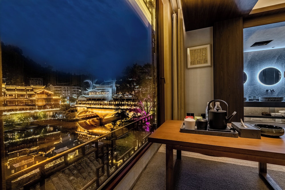 Fenghuang Yiquan River View B&B