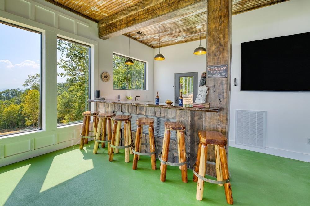 Bear Rug Inn Luxe Stays Pool Views Game Room