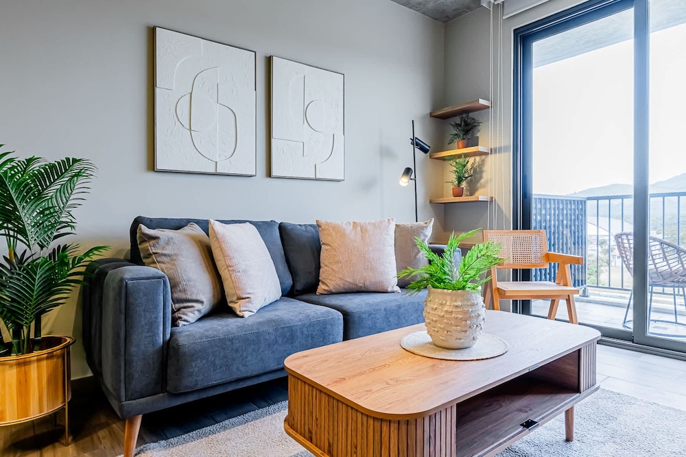 w Trendy 2BR w Balcony in the Heart of Centriqo