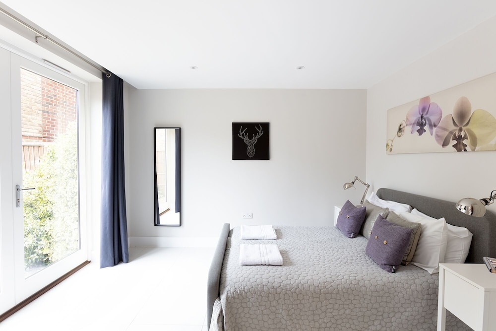 Immaculate Central Windsor Town House view 2