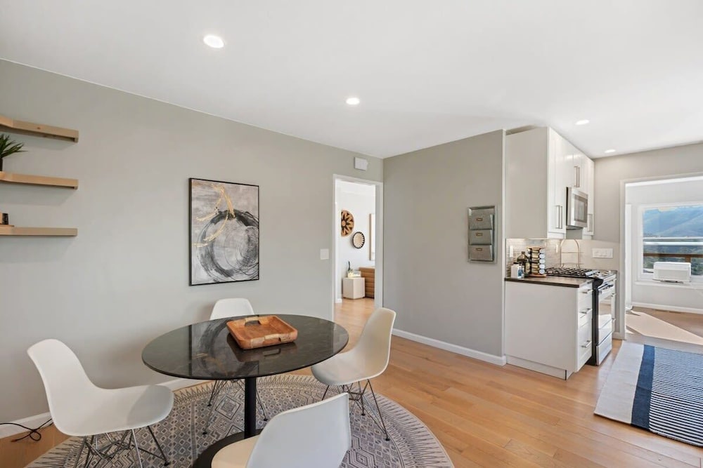 @ Marbella Lane - Chic Abode W/mountain Skyline