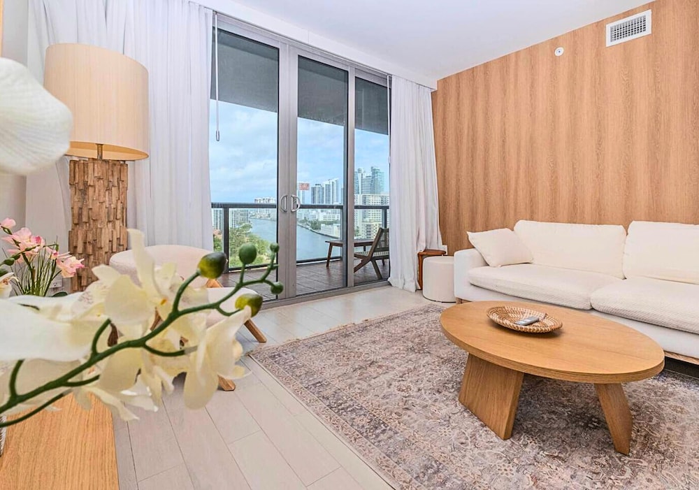 Luxury Ocean Views Apt 1208