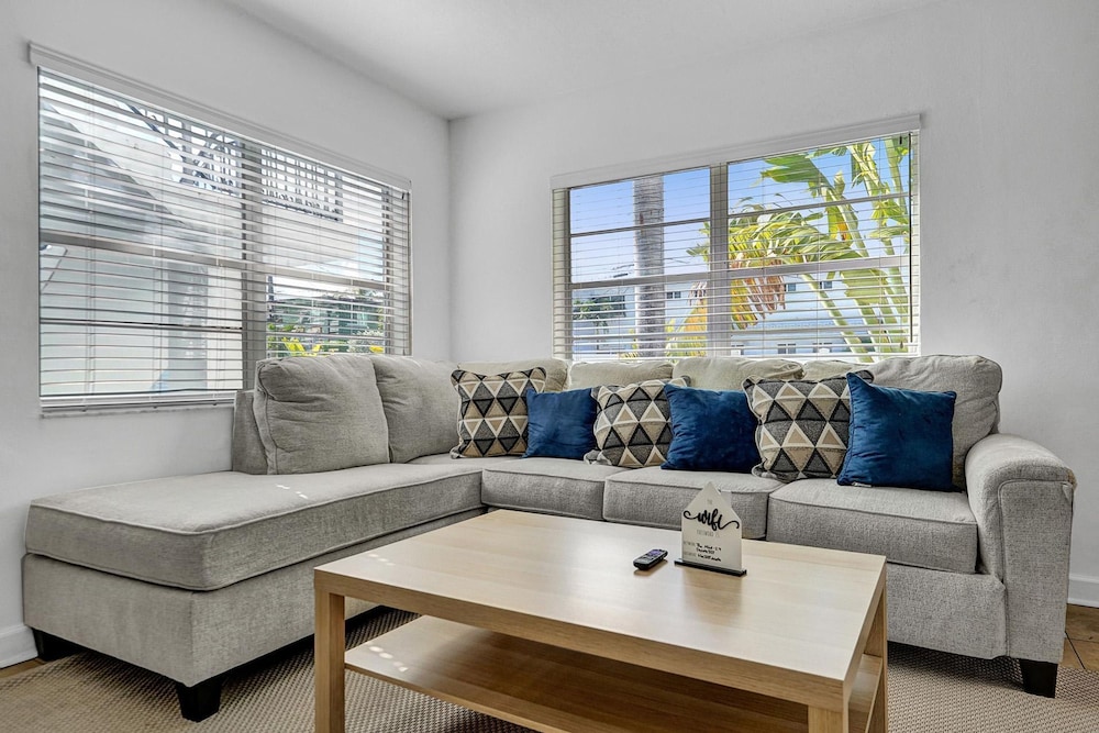 Lovely 1- Bedroom Rental Unit With Pool