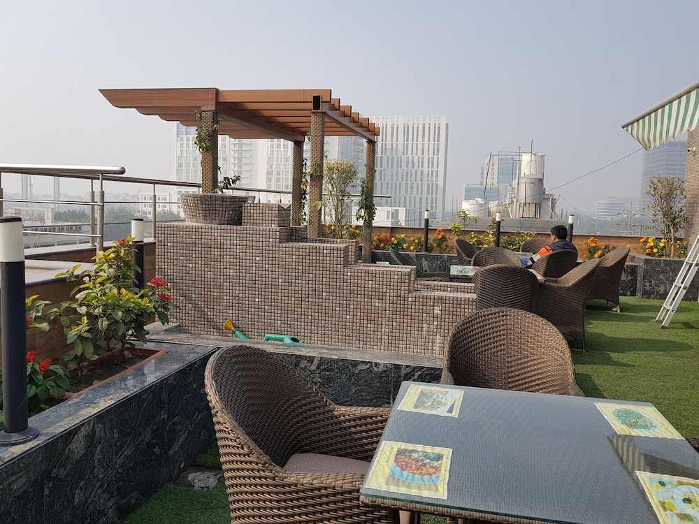 HOTEL PLATINUM PALACE NEAR MEDANTA HOSPITAL SECTOR 38