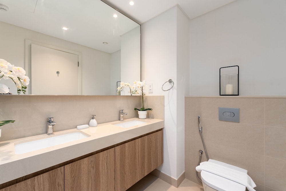 Sleek 2BR at Downtown Close to Dubai Mall
