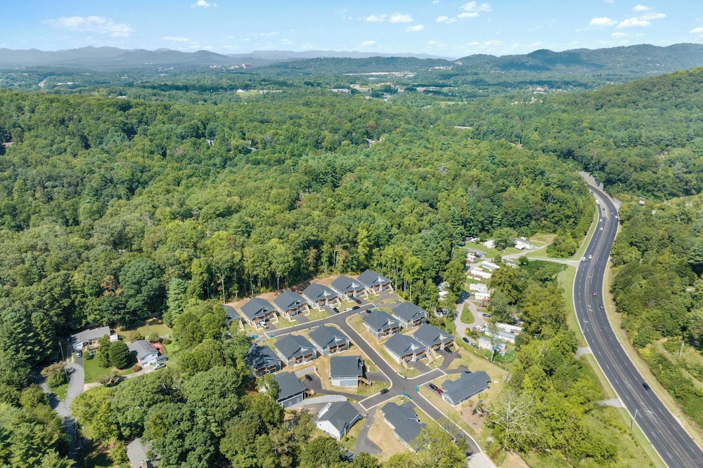 Sleeps 20, Entire Duplex Patio + Fire Pit 6 Minutes to Downtown Asheville