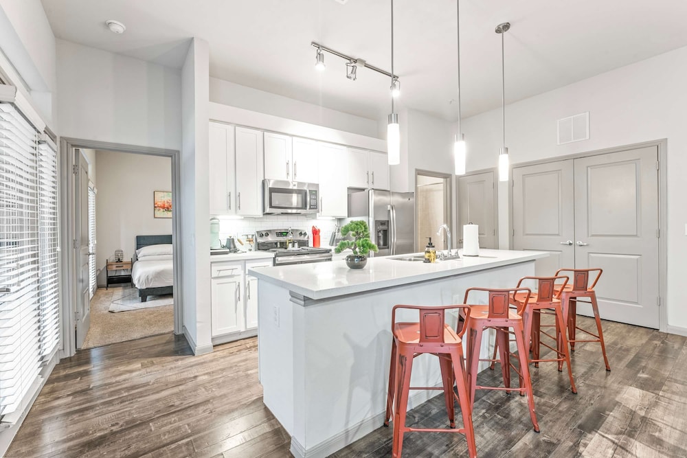 Homey 2BR Suite Close to Downtown w Fast Wifi