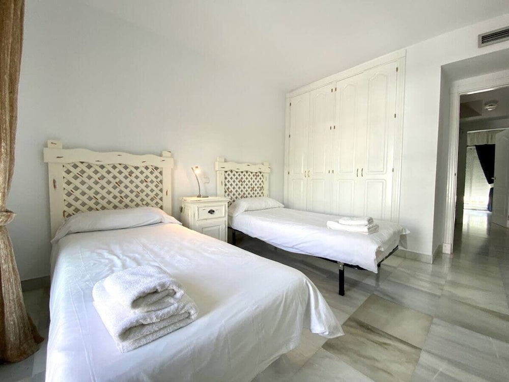 House Pauline 3 bed Poolside Private Garden M-5