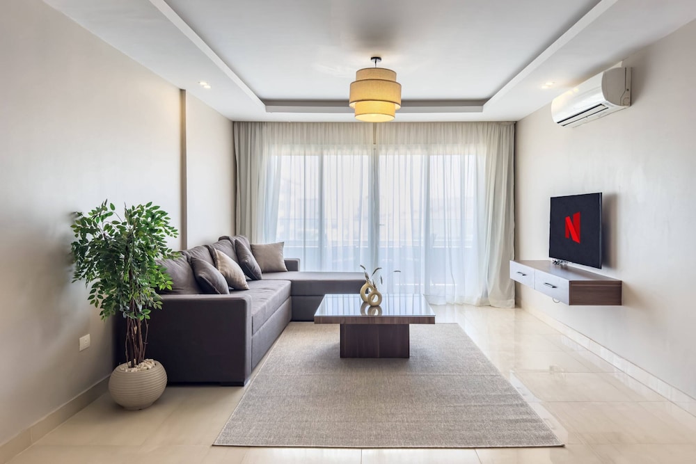 Flattering 2bdr - 5 min to Airport