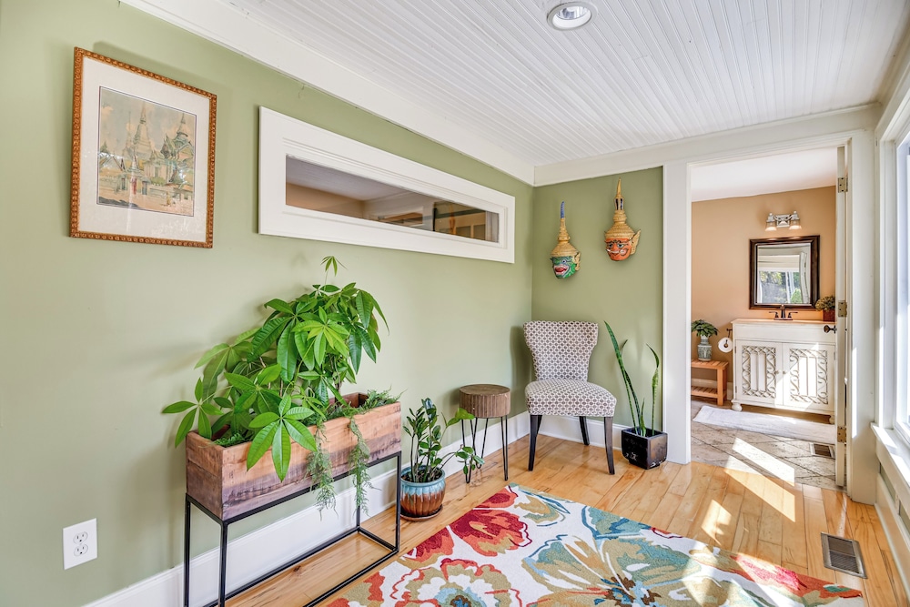 Mtn Views, Deck, Porches & Patio: Asheville Escape