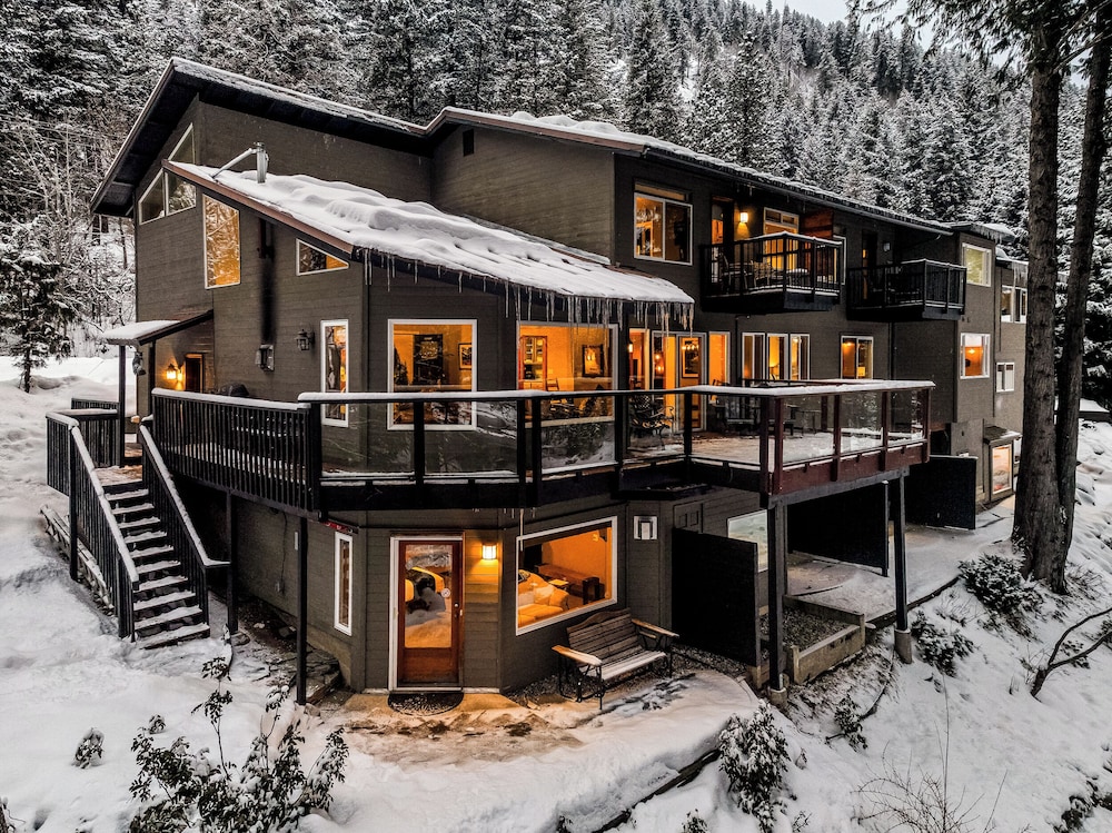 All Seasons River Inn