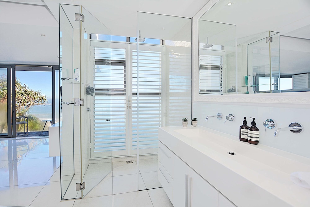 Villa Bleu Blanc in Camps Bay With Pool and Views