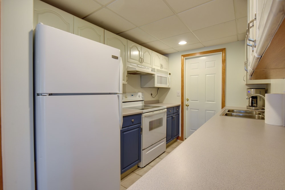 Walk to Lake Winnisquam Access: Cozy Retreat