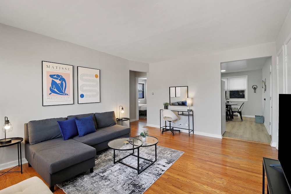 Cozy 2BR Apt Near Parks - Kimball A2