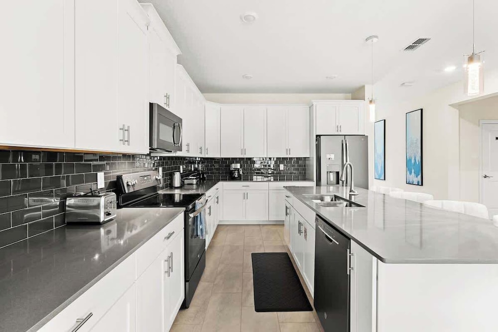 Sophisticated 6BR at Storey Lake