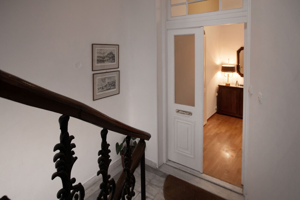 Neoclassical Apartment near Syntagma - Plaka by GHH