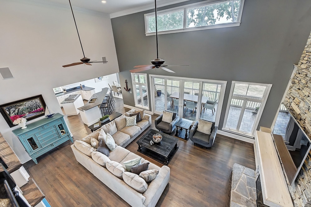 Lucky s Lake House by Avantstay Private Lake Bar