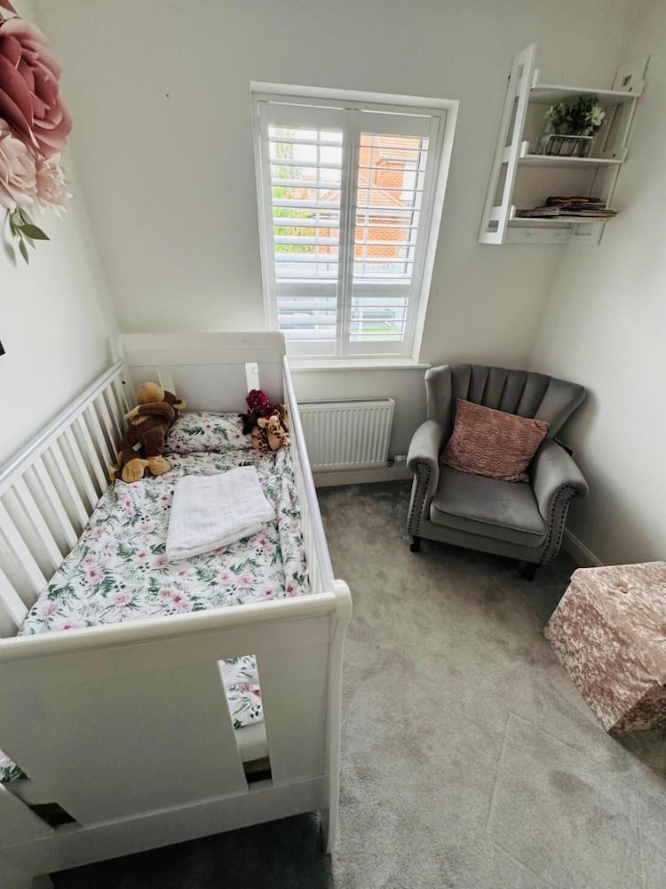High END Spacious 4 Bed House - Free Parking