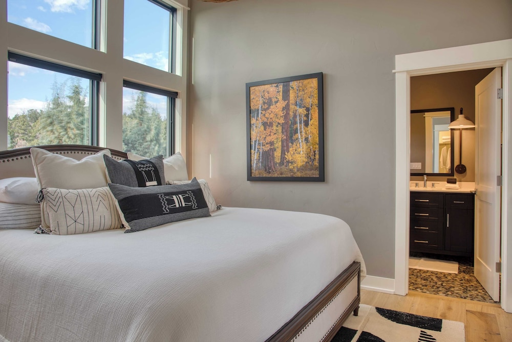 Brasada Ranch Retreat w/ Hot Tub + Views Resort Access w/ Pools, Horseback Riding, Sports, and More Hat Rock Loop by Avantstay