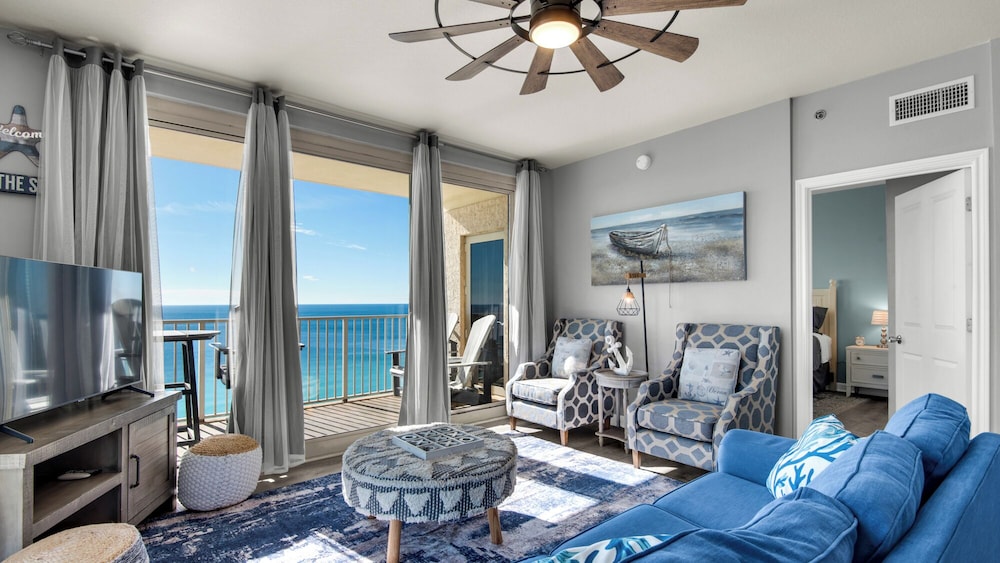 Beachfront Corner Unit w/ Wrap-around Balcony, Close to Attractions!