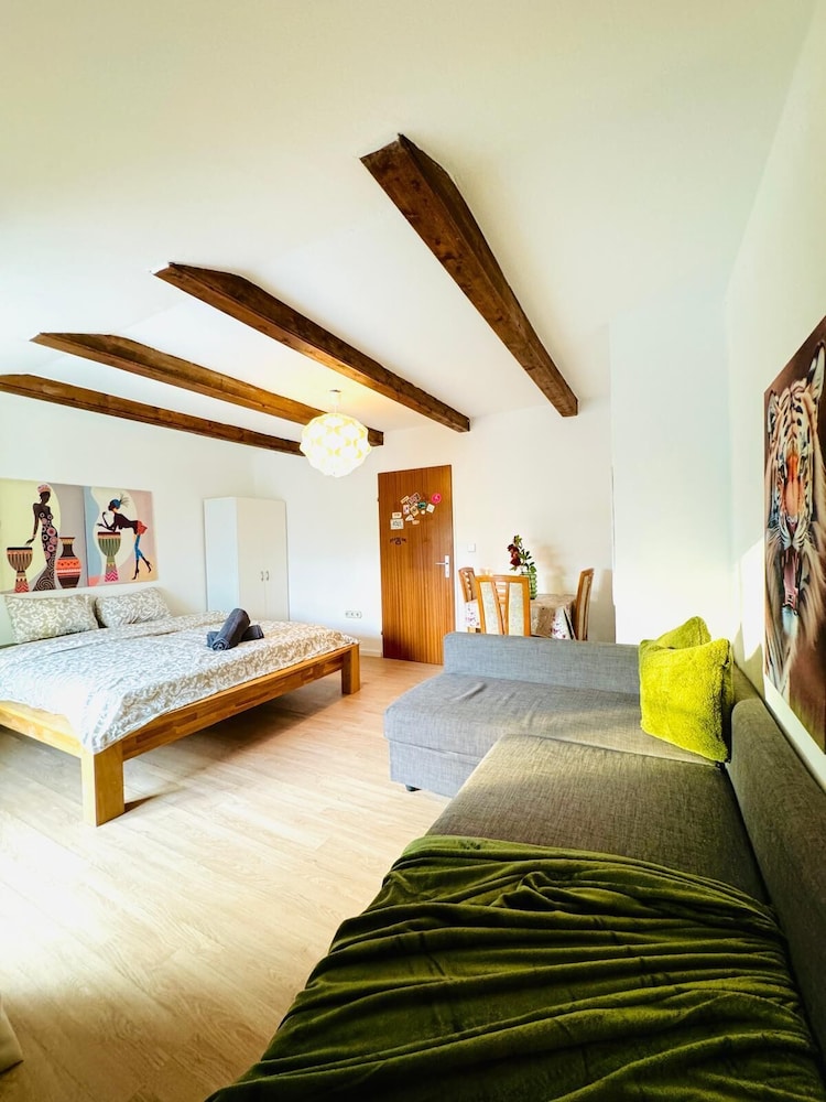 7 private Rooms in a spacious Villa