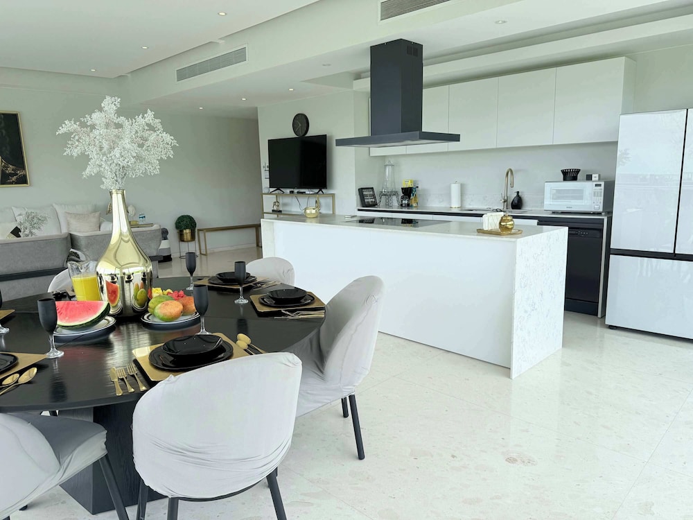 Luxury 2BR Bolongo Ocean View Private Beach