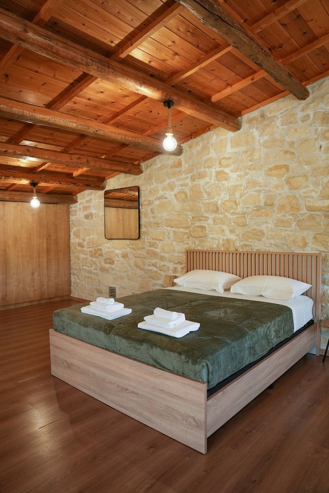 Oliva Emerald Eco - Secluded Off-grid Vineyard Villa