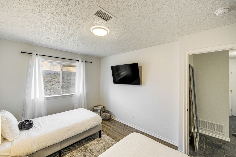 1/2 Mi to Frisco Commons! Family Getaway w/ Patio