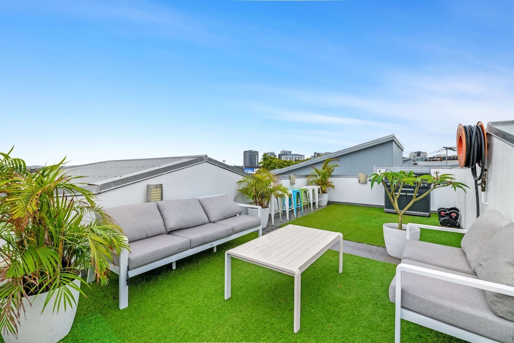 Spacious 2-bed With Private Rooftop & BBQ Access