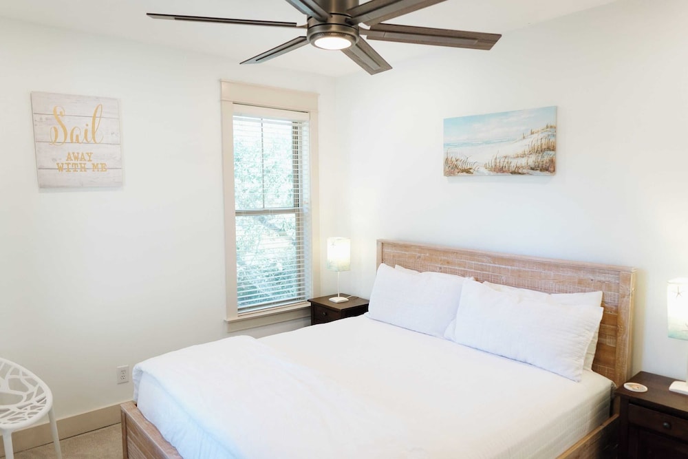 5 Mins to Beach, Shared Pool, Covered Deck, Bikes Heron Cottage by Avantstay