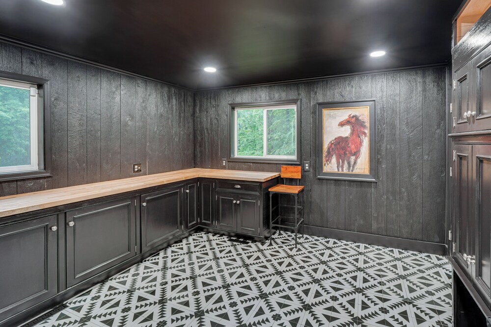Hot Tub & Theater Room: Getaway in Falling Waters