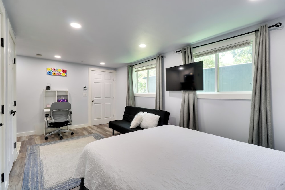 1 Mi to Dtwn: Renovated Retreat in Georgetown!