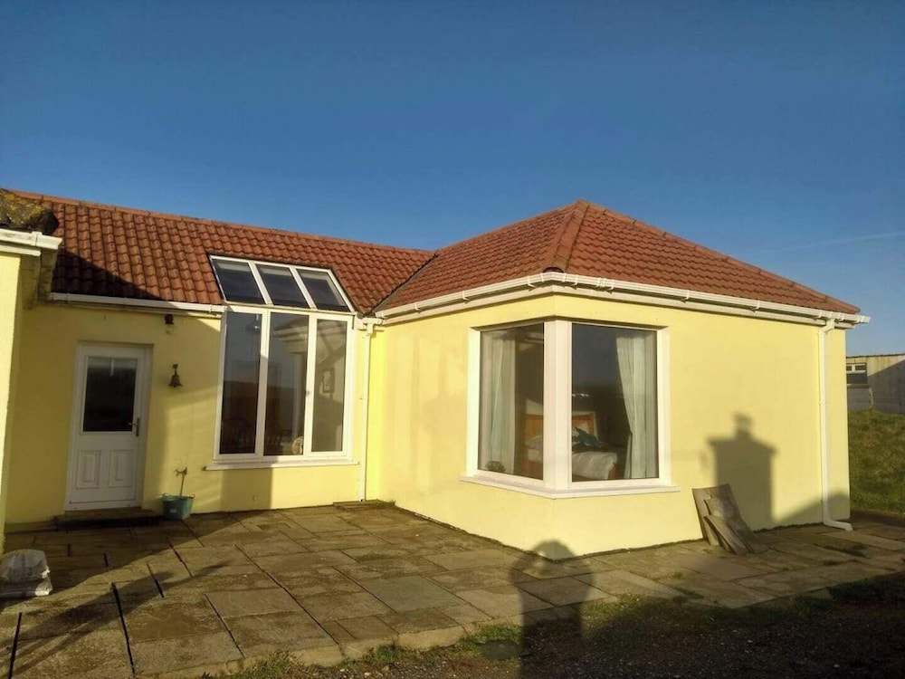 3-bed Seaside Cottage Retreat - Parking & Garden