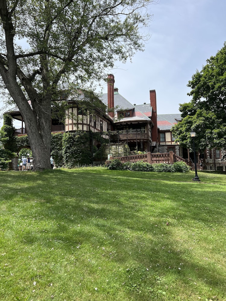 1795 Acorn Inn B&B