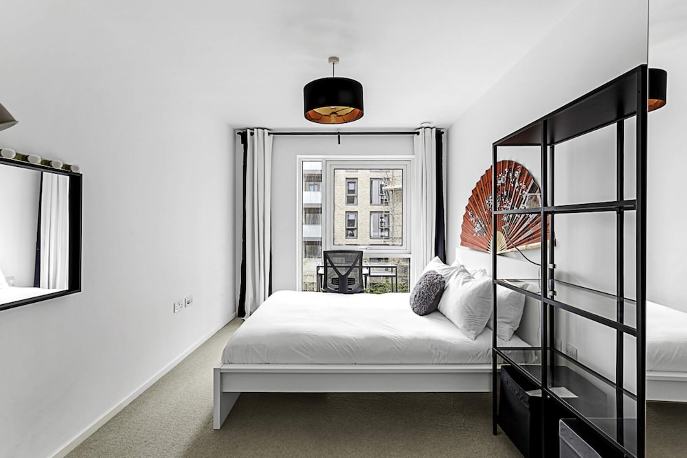 Stylish Flat In Battersea Reach