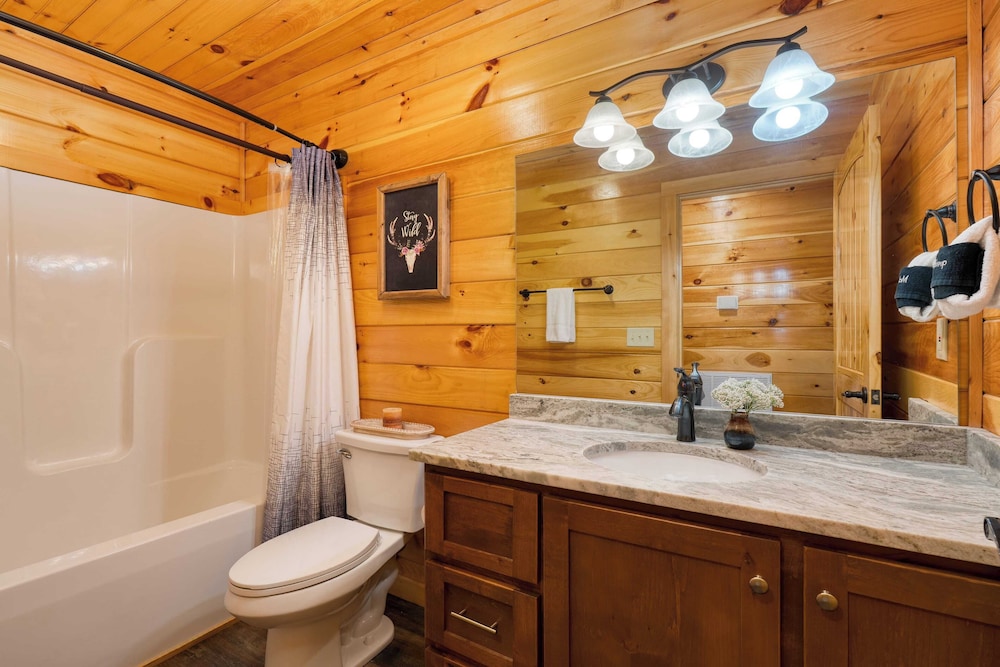 Evergreen Echo by Avantstay Cabin w/ Mountain Views, Theater, Game Room, and Hot Tub