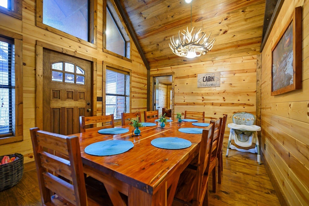 Whitetail Retreat Cabin for 13!