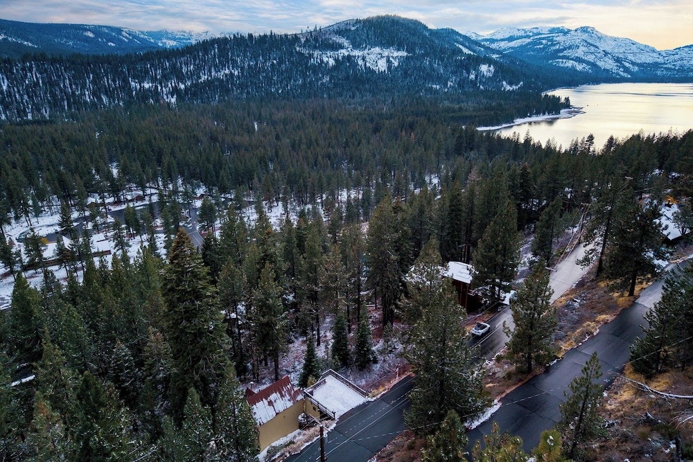 Jeffrey Pines Lofted Cabin, Minutes to Lake A-frame-inspired Design, Deck
