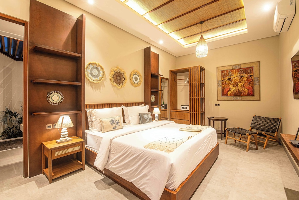 Luxury 5-bedroom Canggu Beach Villa With Scenic Ri