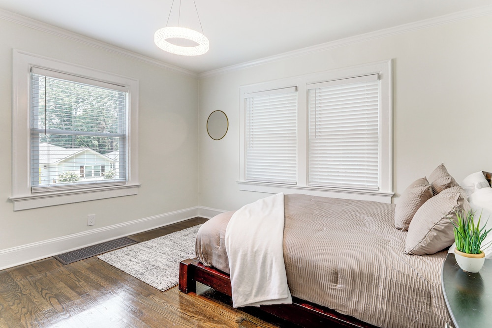 4 Mi to Aquarium & Arenas: Modern Atlanta Home